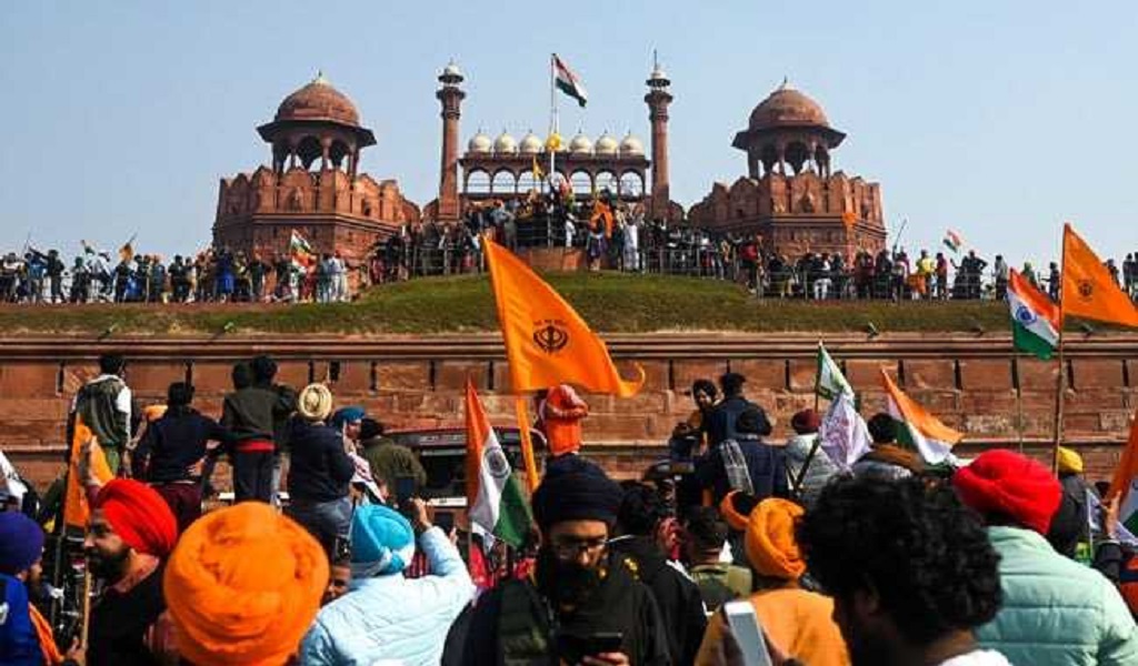 "Who Is Deep Sidhu | The Man In The Red Fort Viral Video, Hoisting Nishan Sahib Flag "