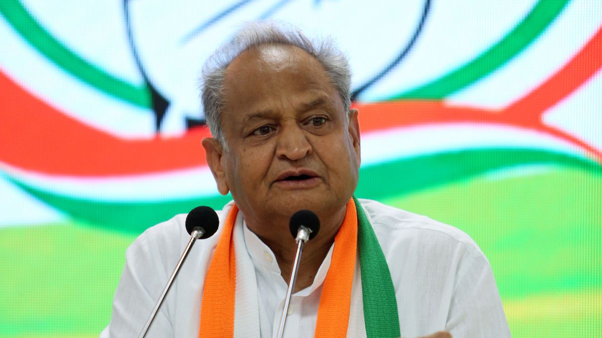 गहलोत से नाराज हुईं सोनिया गांधी, गहलोत की डिजिटल ब्रांड वैल्यू में गिरावट , क्यों मजबूत हुई पायलट की मुख्यमंत्री पद पर दावेदारी ? पायलट की डिजिटल ब्रांड वैल्यू ने अचानक से भरी उड़ान । जानिए चेकब्राण्ड की रिपोर्ट में ।  अशोक गहलोत जिनकी डिजिटल ब्रांड वैल्यू 16.8 करोड़ थी वो विगत घटनाक्रम में घटकर 15.2 करोड़ हो गयी है वहीं दूसरी और सचिन पायलट की डिजिटल ब्रांड वैल्यू 10.8 करोड़ से बढ़कर 13.5 करोड़ पहुच गयी है ।  चेकब्राण्ड के अनुसार दोनों दिग्गज नेताओं की ब्रांड वैल्यू में उतार चढ़ाव सोशल मीडिया पर मिल रहे समर्थन व सेंटिमेंट का परिणाम है ।  राजस्थान के मुख्यमंत्री अशोक गहलोत को कांग्रेस हाईकमान नया राष्ट्रीय अध्यक्ष बनाना चाहता था। इसके लिए गहलोत की जगह किसी दूसरे को राजस्थान का मुख्यमंत्री बनाना था। नए नेता के चुनाव के लिए सोनिया गांधी ने वरिष्ठ नेता अजय माकन और मल्लिकार्जुन खड़गे को पर्यवेक्षक बनाकर रविवार को राजस्थान भेजा। रविवार शाम कांग्रेस विधायक दल की बैठक होनी थी। इसमें पर्यवेक्षक एक-एक करके सारे विधायकों से मिलने वाले थे। बैठक से पहले अशोक गहलोत खेमे के विधायकों ने बागी रूख अख्तियार कर लिया।  विधायक दल की बैठक की बजाय गहलोत समर्थक विधायक मंत्री शांति धारीवाल के घर पहुंच गए। इसके बाद सभी विधायकों ने स्पीकार से मुलाकात कर अपना इस्तीफा सौंप दिया। हालांकि, ये इस्तीफा अभी तक स्पीकर ने मंजूर नहीं किया है। ये विधायक सचिन पायलट या उनके खेमे से किसी को मुख्यमंत्री नहीं बनने देना चाहते हैं। इन विधायकों की संख्या 82 बताई जा रही है।  विधायकों के रुख के चलते माकन और खड़गे को बिना बैठक के ही सोमवार को वापस दिल्ली आना पड़ा। दिल्ली पहुंचकर माकन और खड़गे ने सोनिया गांधी से पूरी स्थिति के बारे में जानकारी दी और गहलोत खेमे के अनुशासनहीनता को लेकर भी नाराजगी प्रकट की।   गहलोत से क्यों नाराज हुईं सोनिया गांधी? बताया जा रहा है कि जब अजय माकन और मल्लिकार्जुन खड़गे ने सोनिया गांधी को पूरे घटनाक्रम की जानकारी दी तो वह नाराज हो गईं। कांग्रेस के एक वरिष्ठ नेता का कहना है कि सोनिया गांधी ने इस दौरान कहा कि वह अशोक गहलोत जी से ऐसी अपेक्षा नहीं करती थीं। इसके बाद सोनिया गांधी ने माकन और खड़गे से इस पूरे मामले की विस्तृत लिखित रिपोर्ट मांगी।   गहलोत समर्थक विधायकों के इस्तीफे और लगातार बयानबाजी ने जहां अशोक गहलोत के खिलाफ पार्टी में माहौल बना दिया, वहीं सचिन पायलट ने चुप्पी साधे रखी। विश्लेषण कह रहे हैं कि सचिन की चुप्पी से उनका दावा मजबूत हुआ है और इसी वजह से सोशल मीडिया पर उनको भरपूर समर्थन मिल रहा है ।  Report : चेकब्राण्ड सोशल मीडिया से मिले आकड़ो पर आधारित रिपोर्ट